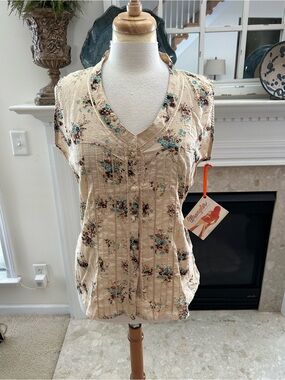 Wrangler Beige Floral V-Neck Pintuck Top